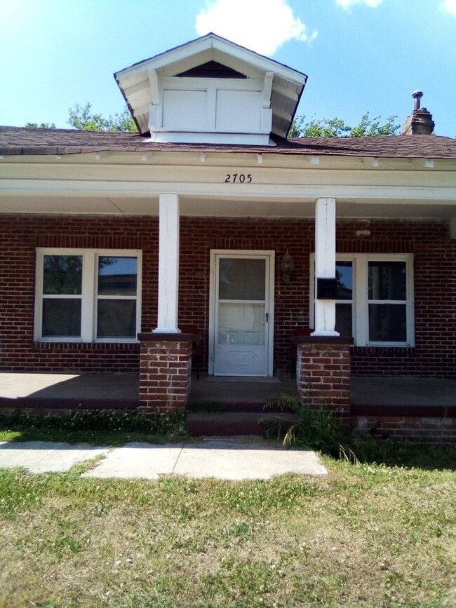 2705 E Market St in Greensboro, NC - Building Photo - Building Photo
