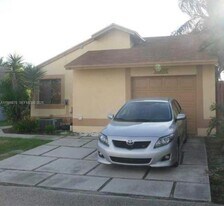 1020 SW 111th Ave in Pembroke Pines, FL - Building Photo