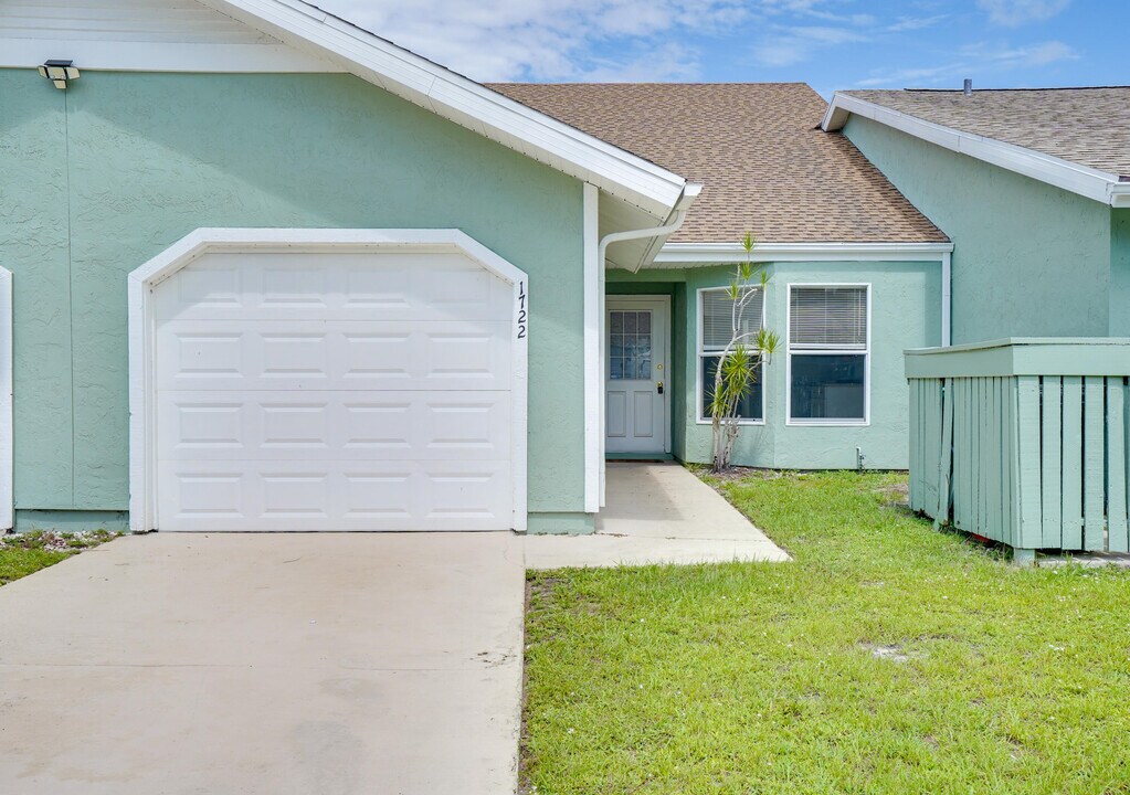 1722 SE Balmoral Ct in Port St. Lucie, FL - Building Photo