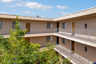Corinth Ave. Apartments in Los Angeles, CA - Foto de edificio - Building Photo