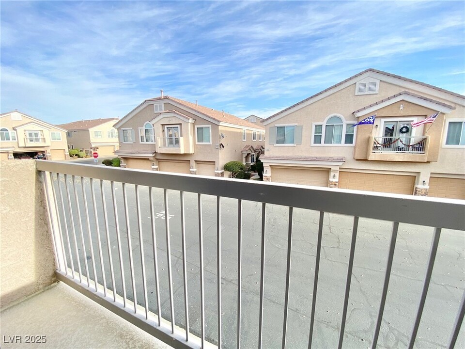 1588 Ward Frontier Ln in Henderson, NV - Foto de edificio