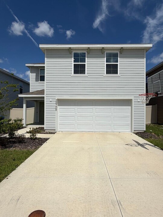 24706 NW 11th Pl in Newberry, FL - Building Photo