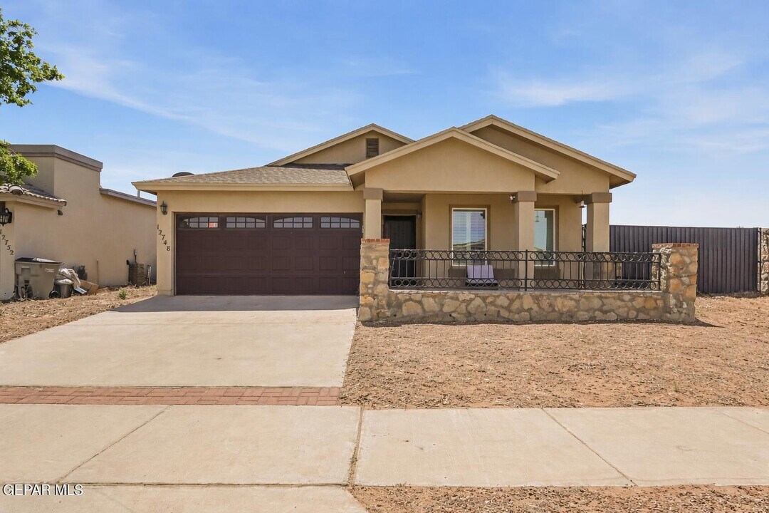12748 Tre Maximiliano Ave in El Paso, TX - Building Photo
