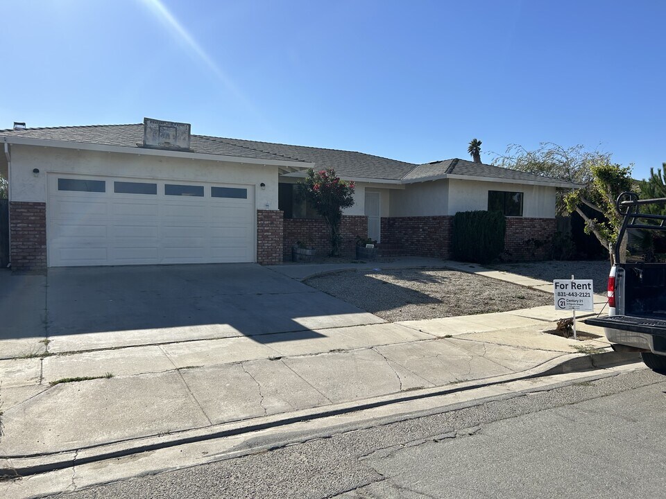 211 Renfro Pl in Greenfield, CA - Building Photo
