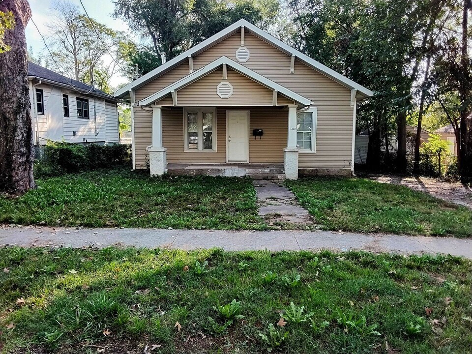 1330 N Broadway Ave in Springfield, MO - Building Photo