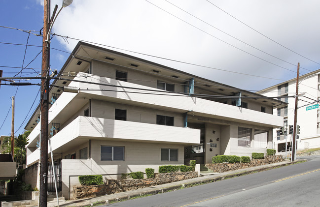 The Towers Apartments in Honolulu, HI - Building Photo - Building Photo