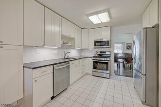 76 Cummings Cir in West Orange, NJ - Building Photo - Building Photo