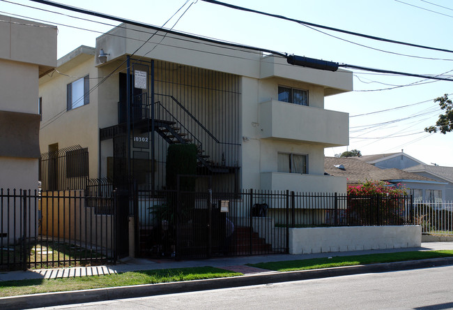 10302 Doty Ave in Inglewood, CA - Building Photo - Building Photo