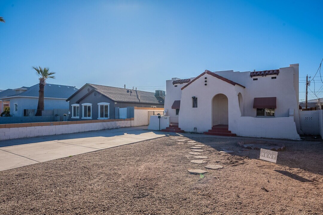 743 E Pierce St in Phoenix, AZ - Building Photo