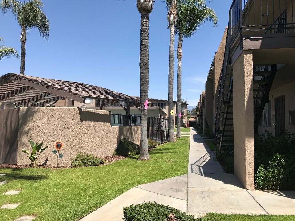 Casa Linda Apartments in San Bernardino, CA - Building Photo