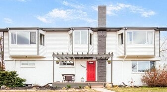 10490 W Dakota Ave in Lakewood, CO - Building Photo