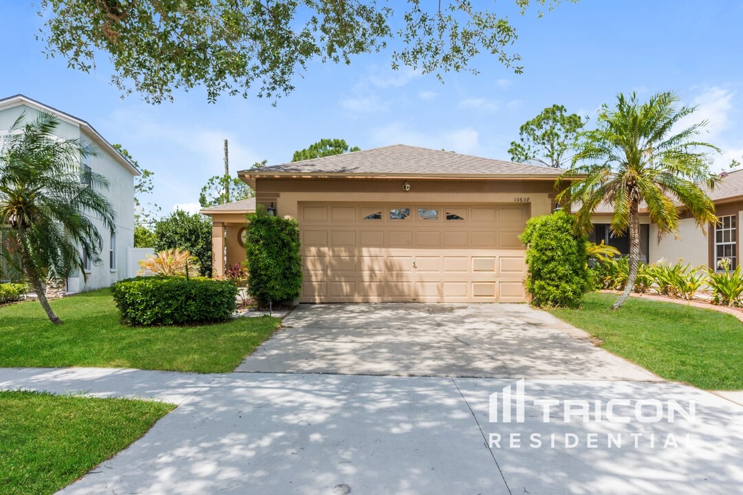 10608 Navigation Dr in Riverview, FL - Building Photo