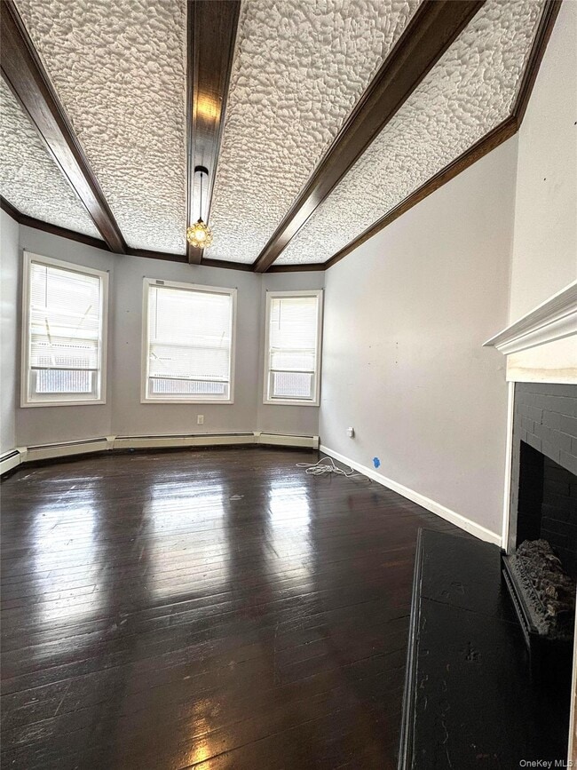 120 Lincoln Ave in Mineola, NY - Foto de edificio - Building Photo