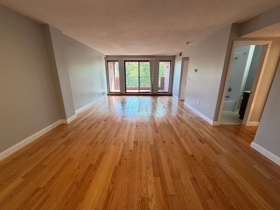 1751 Beacon St, Unit 304 in Brookline, MA - Building Photo