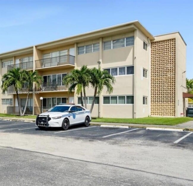 1400 NE 169th St in Miami, FL - Building Photo - Building Photo