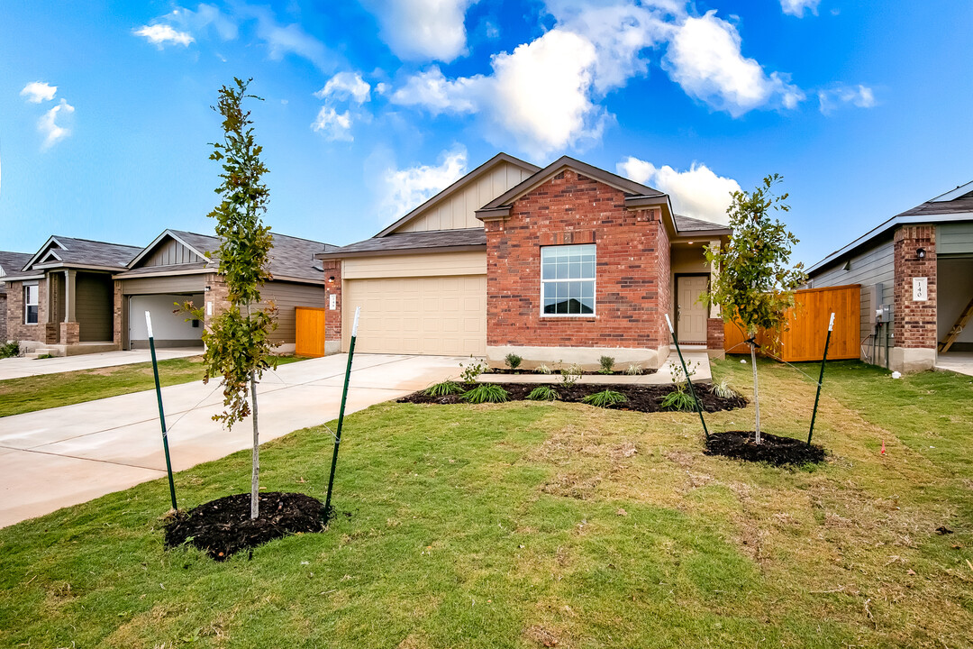 148 Perfect World Loop in Jarrell, TX - Foto de edificio