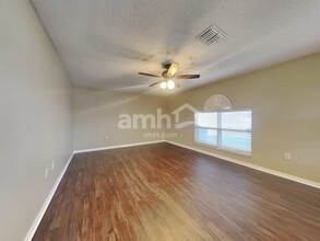 12621 Lake Vista Dr in Gibsonton, FL - Building Photo - Building Photo