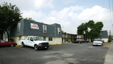 735 W Cavalcade Apartments in Houston, TX - Building Photo - Building Photo