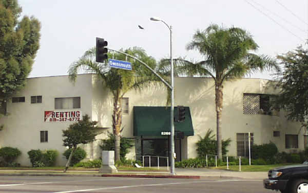 Owensmouth Garden Apartments in Canoga Park, CA - Building Photo - Building Photo