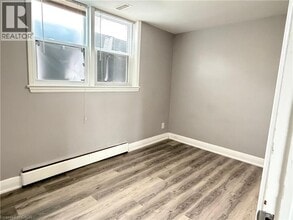 318 Dolph St S in Cambridge, ON - Building Photo - Building Photo