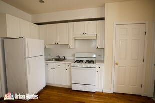 916 W Dakin St, Unit M05B in Chicago, IL - Building Photo - Building Photo