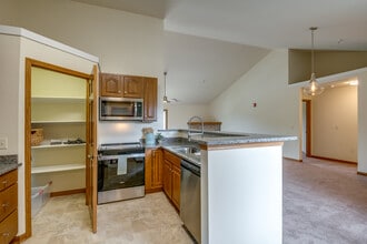 Lake Park Reserve in St. Francis, WI - Foto de edificio - Interior Photo