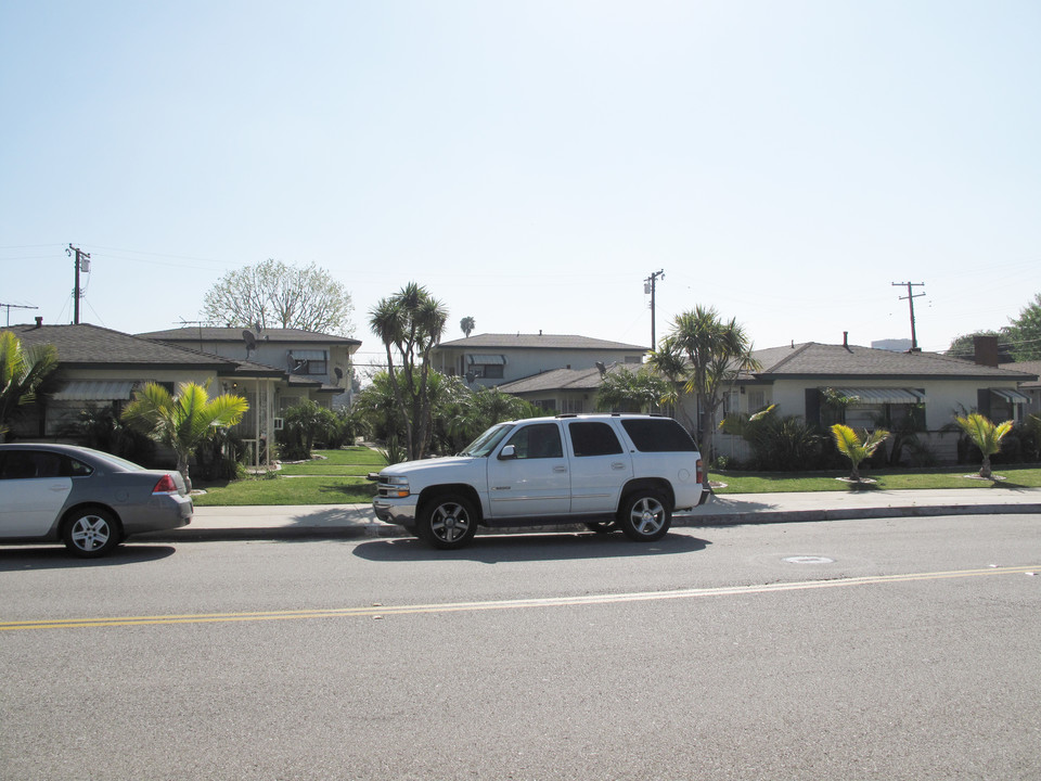 664 S 2nd Ave in Covina, CA - Foto de edificio