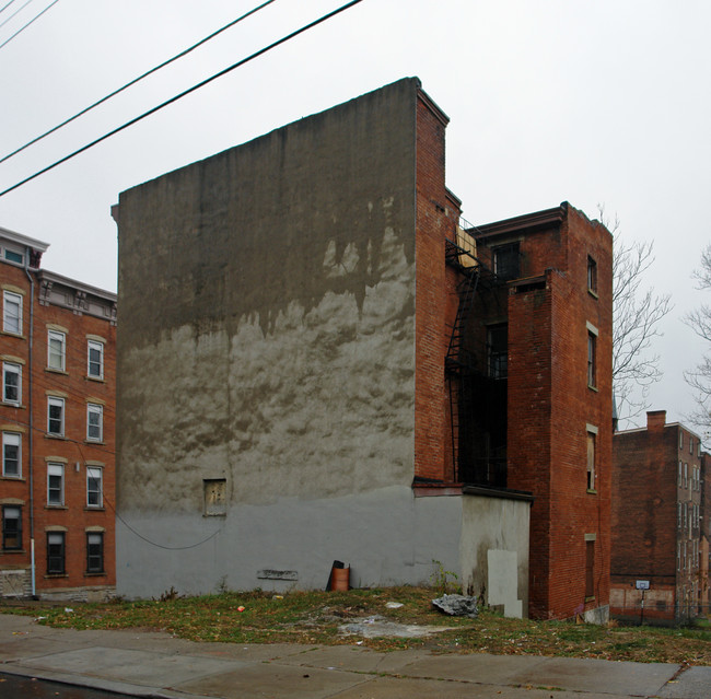 71 E Clifton Ave in Cincinnati, OH - Foto de edificio - Building Photo