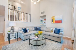 229 Crescenzi Ct in West Orange, NJ - Building Photo