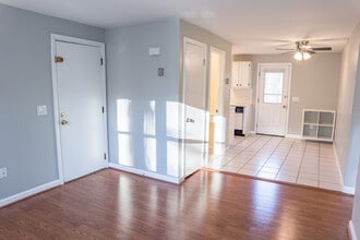 120 Young St, Unit 1 in East Hampton, CT - Foto de edificio - Building Photo