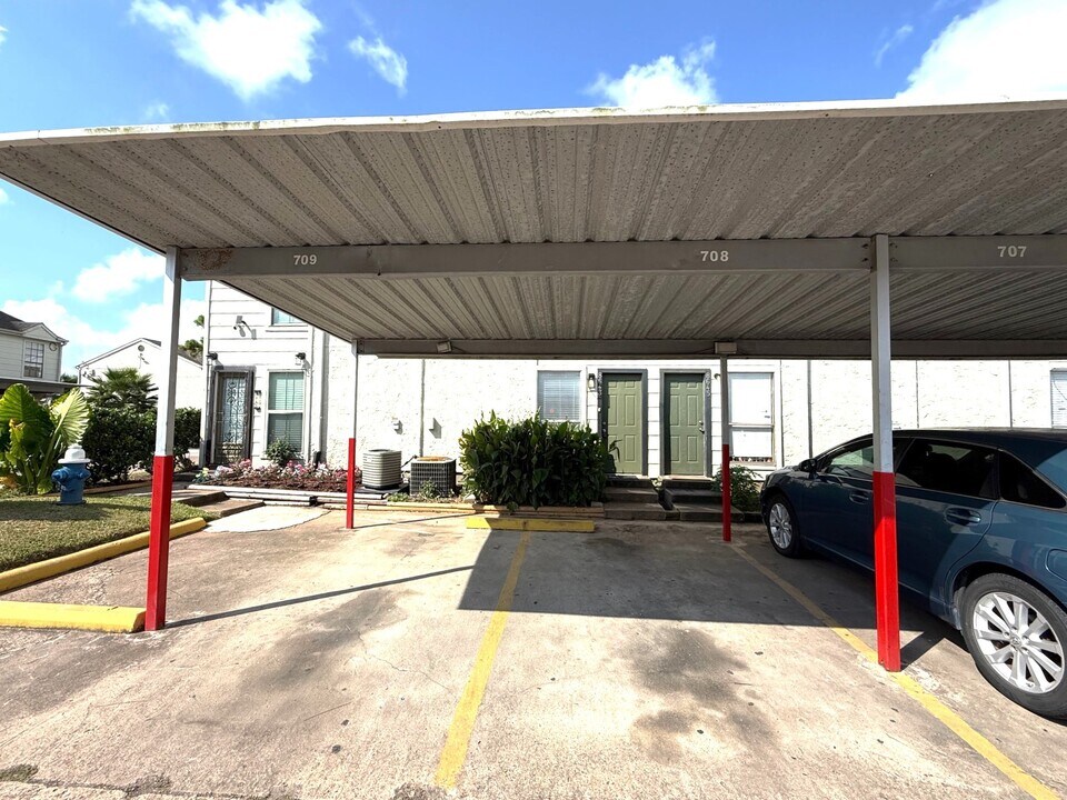 8643 Village of Fondren in Houston, TX - Building Photo