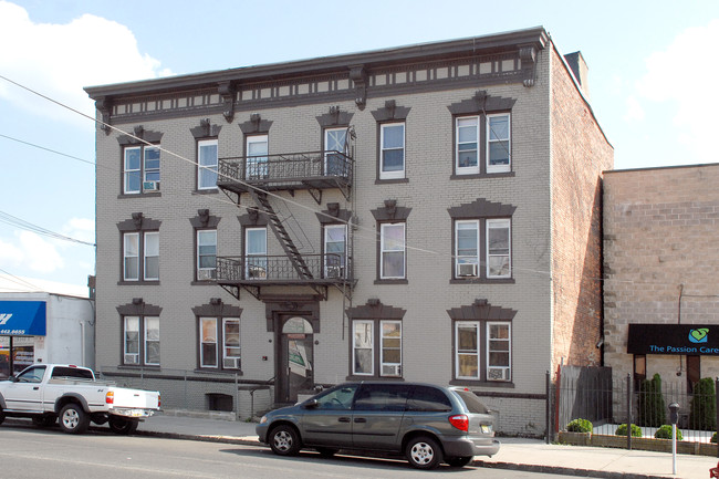 185 Fayette St in Perth Amboy, NJ - Building Photo - Building Photo