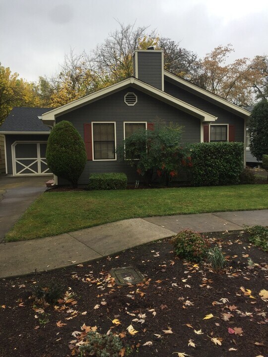 R122 Vancouver Ave in Medford, OR - Building Photo