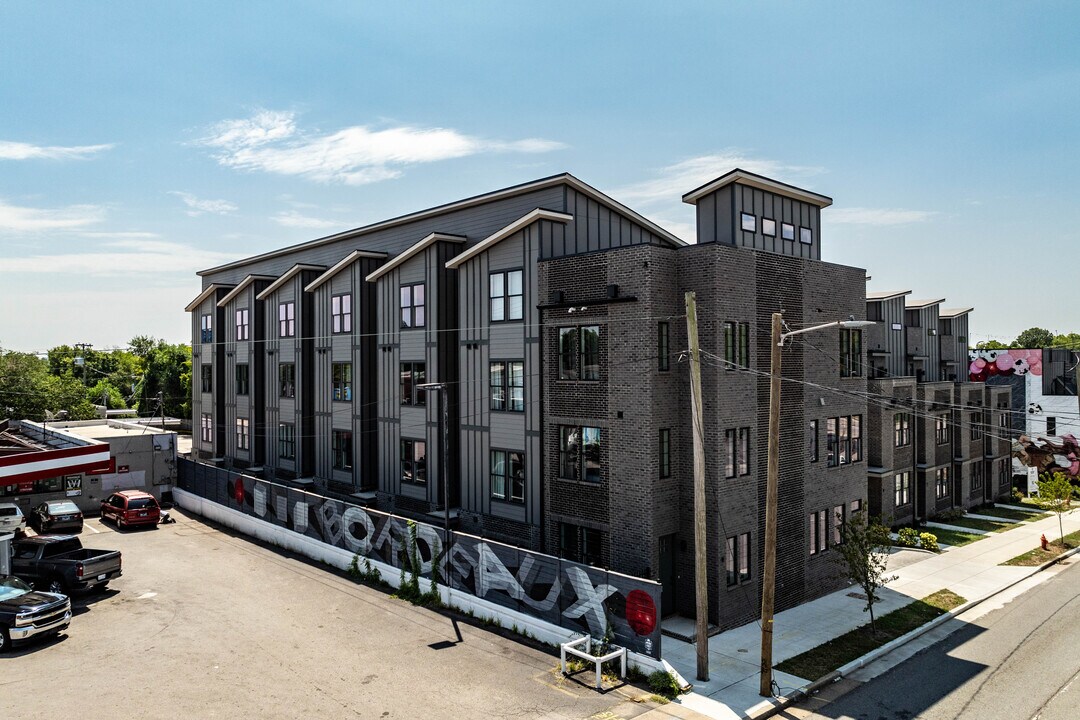 2000 S Hamilton Rd in Nashville, TN - Building Photo