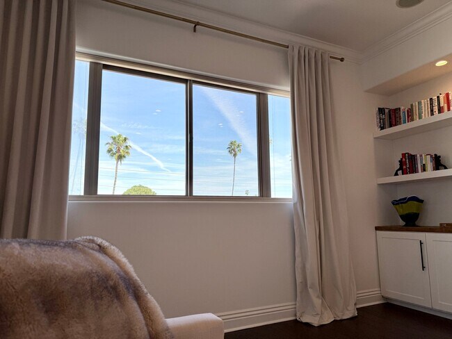 1316 Amherst Ave, Unit 402 in Los Angeles, CA - Foto de edificio - Building Photo