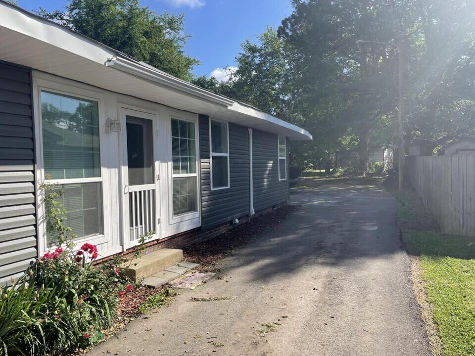 1139 Hollywood Dr in Milan, TN - Building Photo