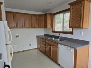 1214 SE Overlook Ave in Roseburg, OR - Building Photo - Building Photo