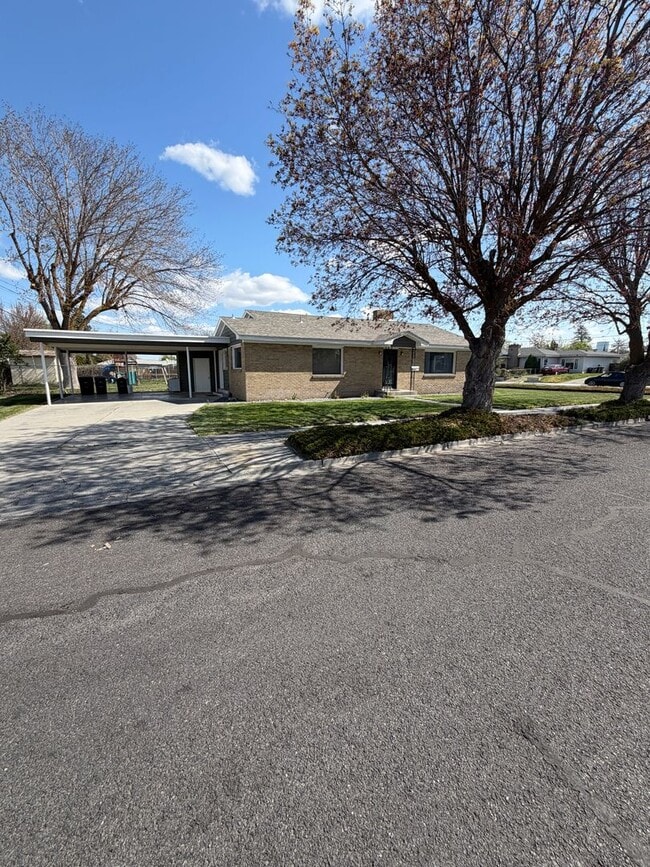 836 E Olive Ave in Moses Lake, WA - Building Photo - Building Photo