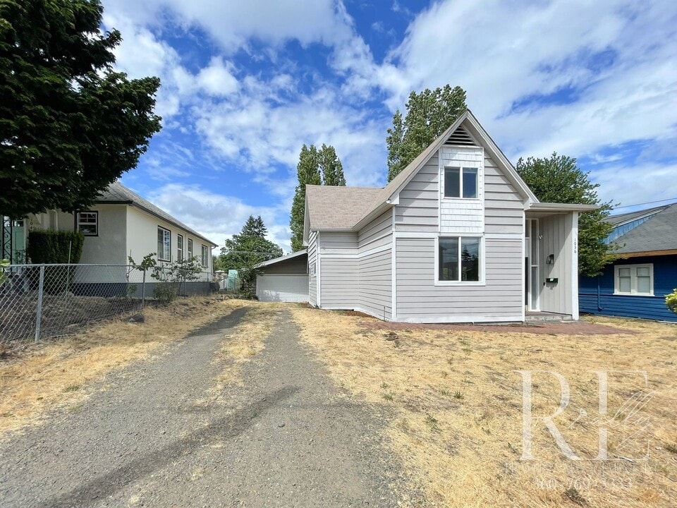 1036 5th St in Bremerton, WA - Building Photo
