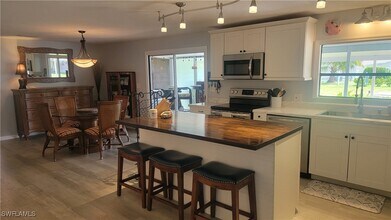 4704 Pago Pago Ln in Bonita Springs, FL - Foto de edificio - Building Photo