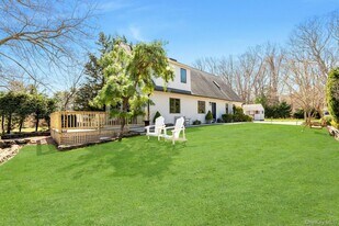 25 Miami Ave in Peconic, NY - Building Photo