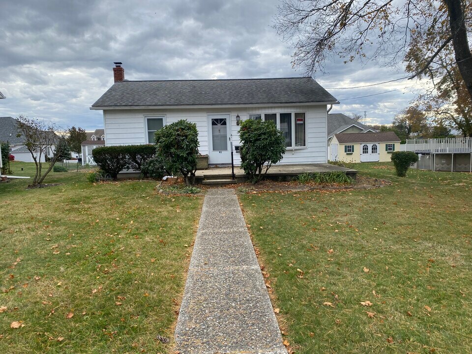 41 E 2nd St in Wind Gap, PA - Building Photo