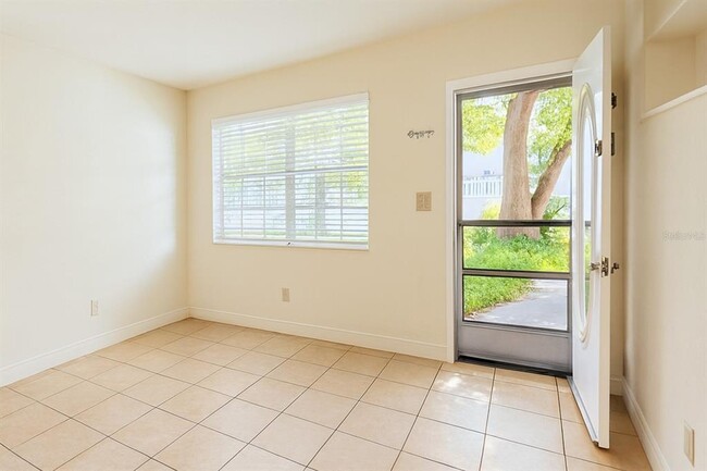 180 2nd St SW in Largo, FL - Foto de edificio - Building Photo