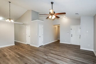 3240 Cain Harbor Dr in Nashville, TN - Foto de edificio - Building Photo