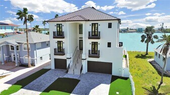 882 Bay Point Dr, Unit 5 in Madeira Beach, FL - Building Photo