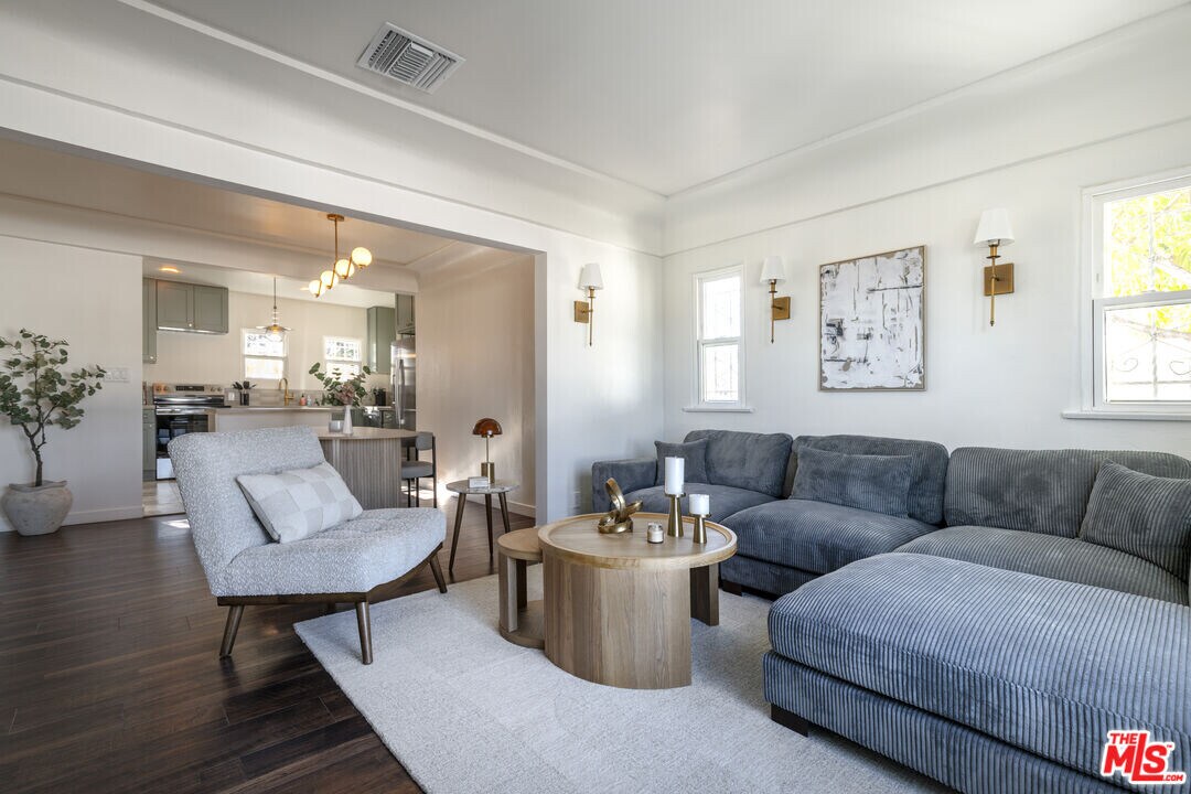 7853 Brighton Ave in Los Angeles, CA - Building Photo