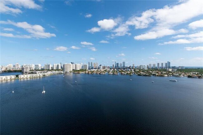 17111 Biscayne Blvd in Aventura, FL - Building Photo - Building Photo