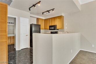 10245 S Maryland Pkwy in Las Vegas, NV - Foto de edificio - Building Photo