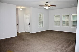 5107 Misty Ln in Bacliff, TX - Foto de edificio - Building Photo