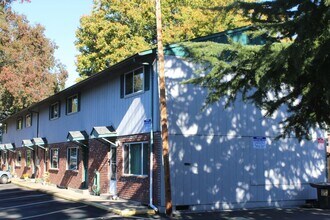 Greenbrier Apartments in Milwaukie, OR - Foto de edificio - Building Photo